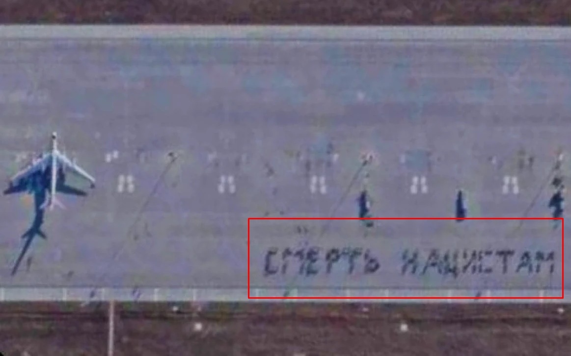 Nga gửi thông điệp cứng rắn đến phương Tây bằng dòng chữ trên sân bay Engels-2